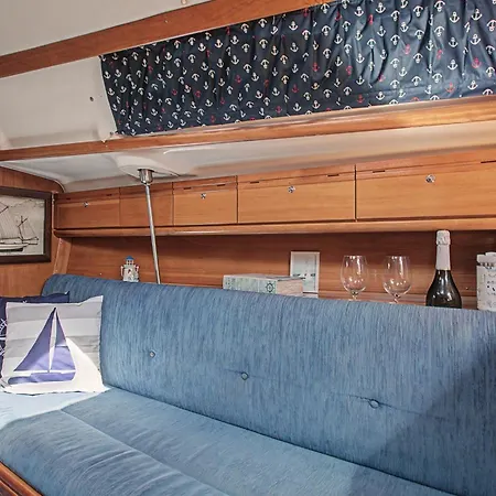 Sleep On The Sea Bateau-hôtel Radazul
